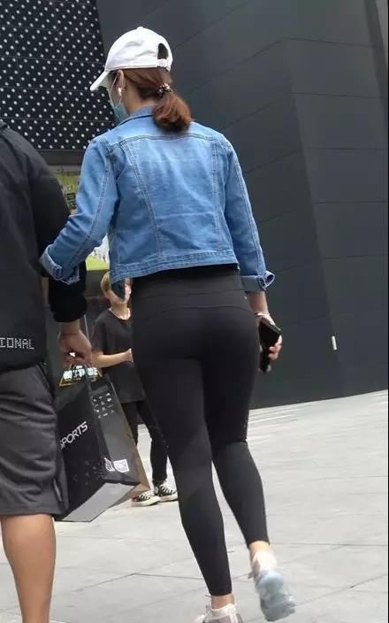 街拍：在街上逛街穿紧身裤的翘臀性感美女