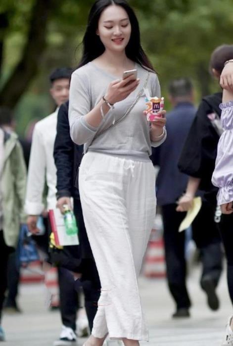 『女人』街拍:眉清目秀的小姐姐,身穿双层裙,展现成熟女人魅力