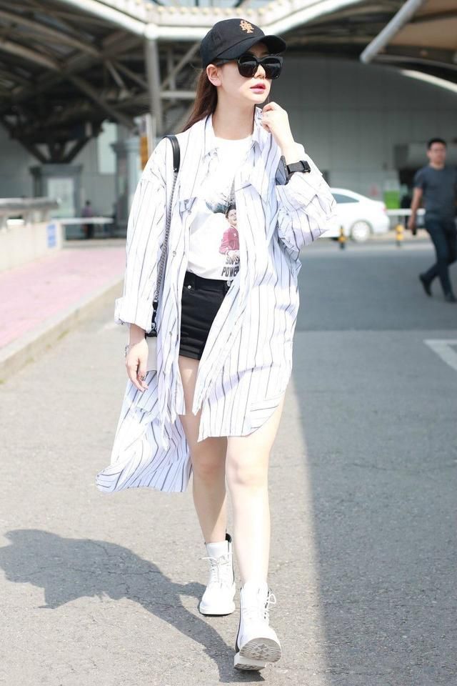 戚薇喇叭裤配运动鞋，网友：小黄包里装的什么都看见了！