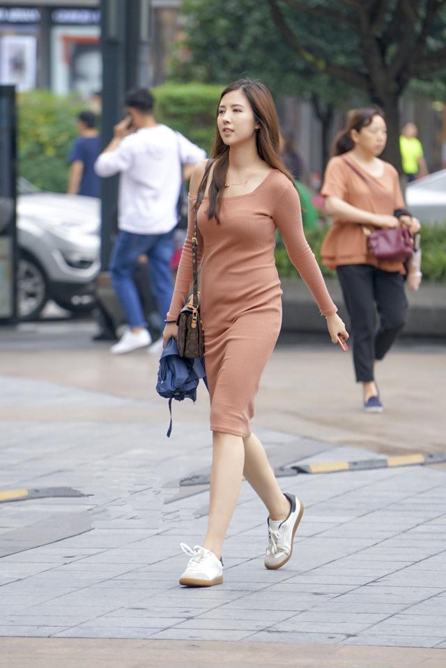 娃娃脸的小姐姐，火爆的身材，着实让人着迷