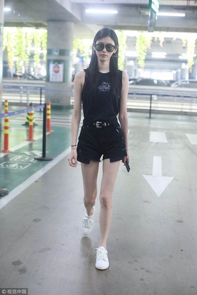 老套路！奚梦瑶与何猷君同机抵京分开走  瘦成“纸片人”大长腿吸