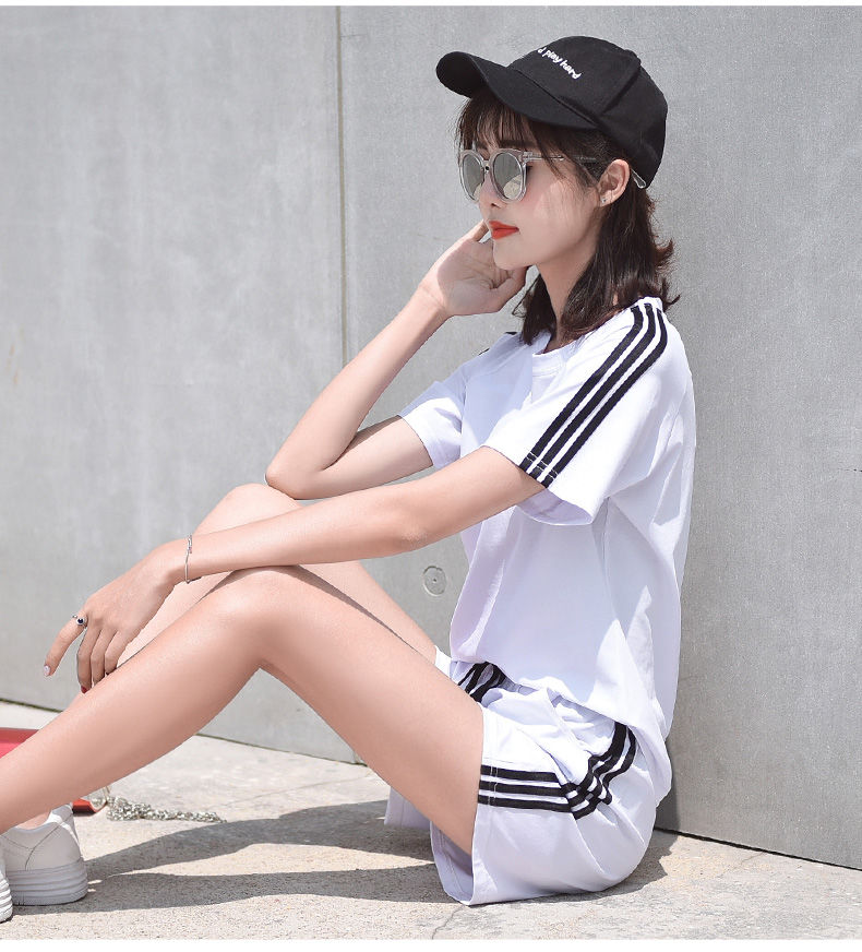 四十岁女人穿衣服要注意，时尚精致的短裤套装，摆脱老气优雅减龄