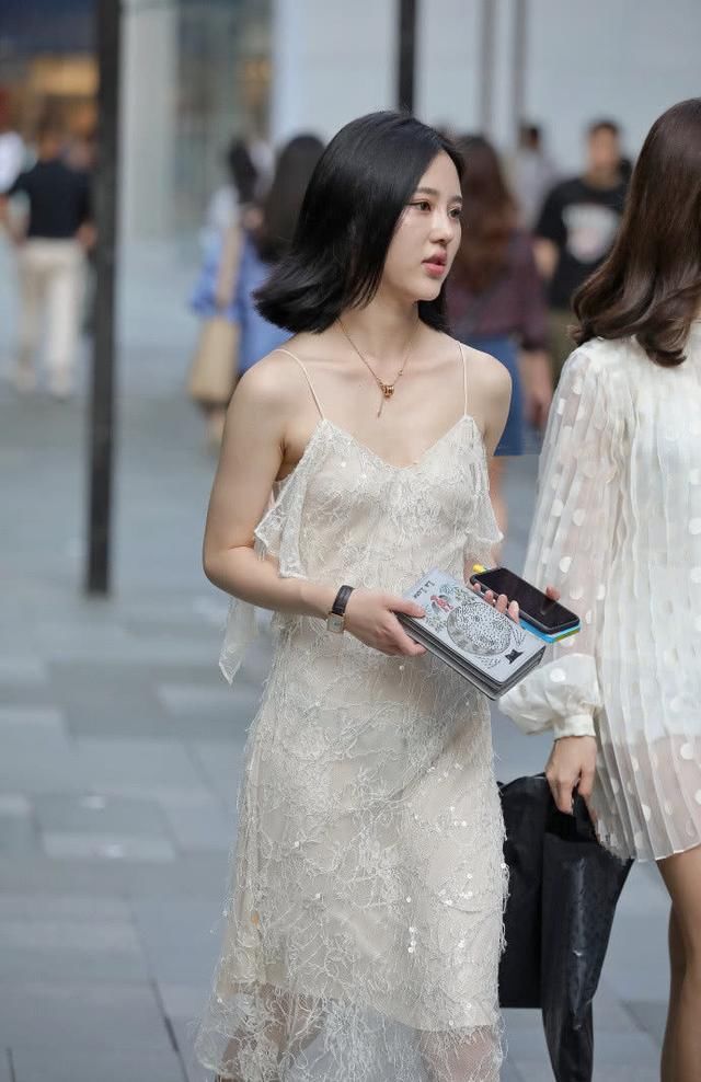 这样的小姐姐走在街头，十分养眼，时尚大气啊！