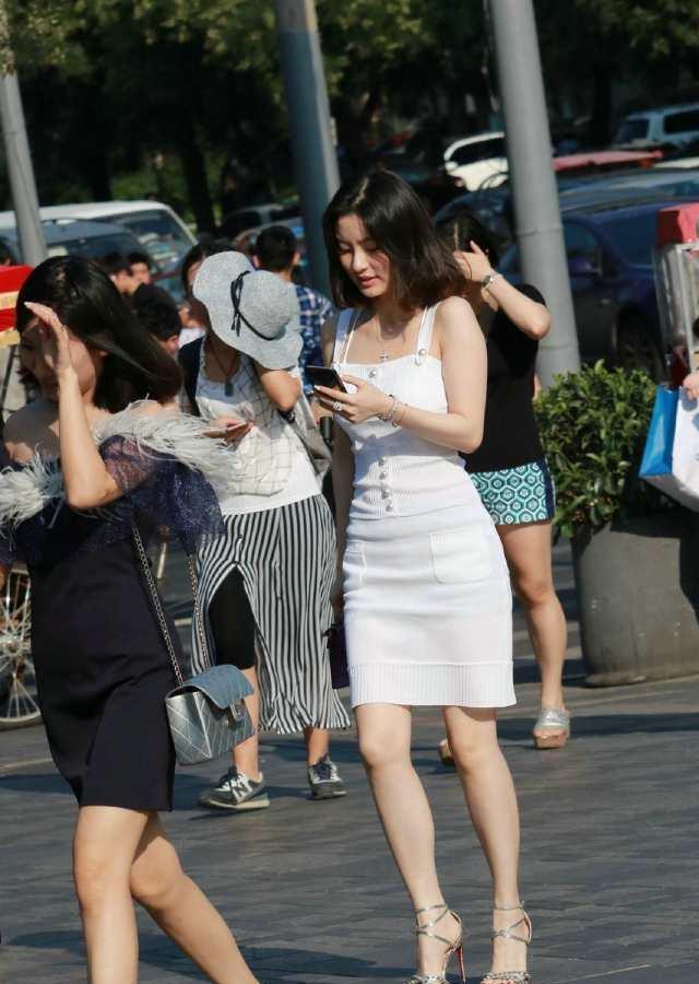 路人街拍:穿上包臀裙性感又温柔,穿出女人自信!