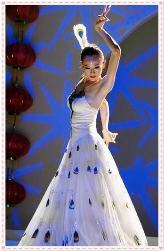 杨丽萍才是扮嫩界鼻祖！60岁照样驾驭粉色裙，网友：这腿是真细！