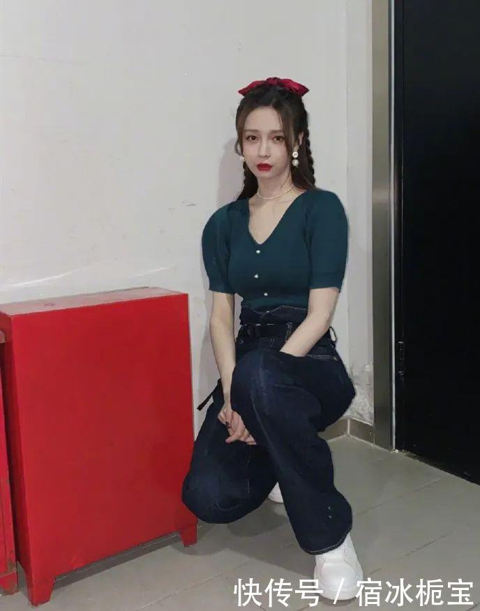  [气质]女人过了40岁，沈梦辰这三种服装配色不要选，穿上显黑还没气质