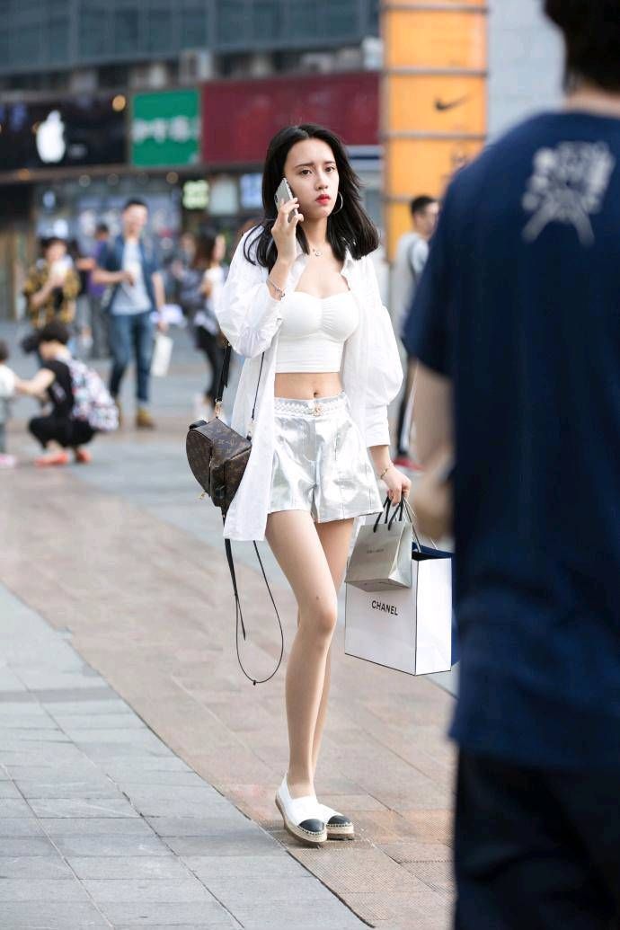 路人街拍，时尚抹胸短衫搭配A字短裙，清爽又减龄