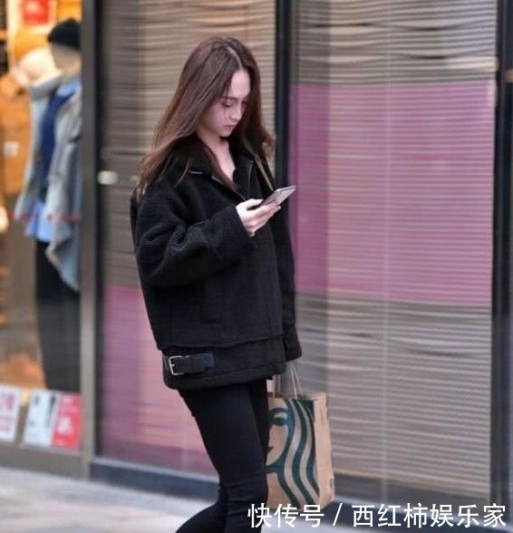  小姐姐|街拍：皮肤白皙的小姐姐，一条蓝色的连衣裙，时尚优雅女人味