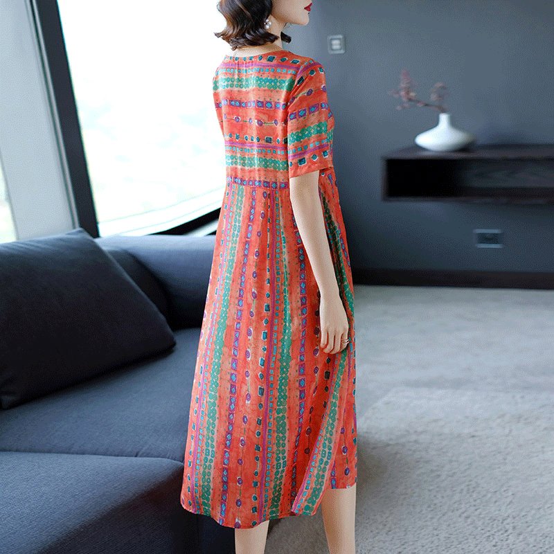 欧货裙昨天上新了，虽然小贵，却洋气时尚，让你气质优雅女神范