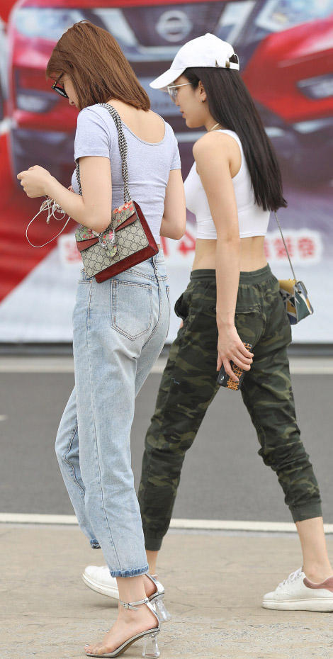 气质小姐姐紧身露脐装尽心女人的万种风情，这位美女一看就是练家