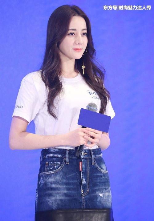 当迪丽热巴和董洁同穿牛仔裙，一个像芭比娃娃，一个极具淑女风范