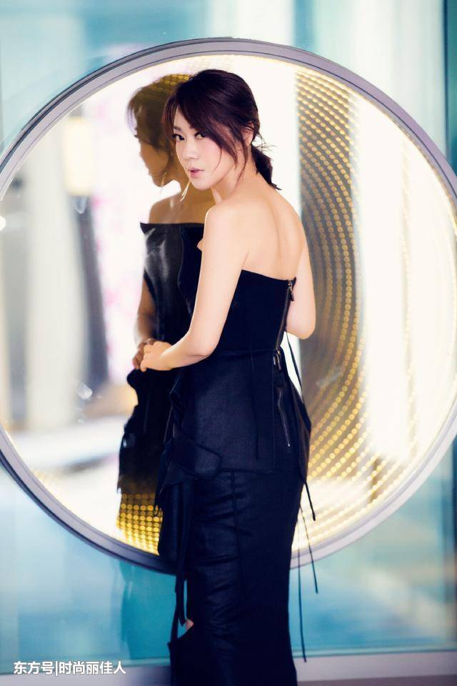 46岁闫妮也太会穿了，小黑裤露马甲线，网友：她是真嫩不是装嫩