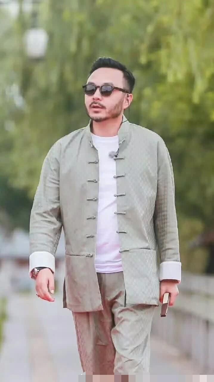 明星主持人年薪多少钱?何炅谢娜年入千万,最少