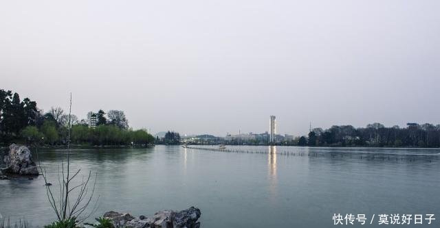 杭州和南京，摩天大楼和人均收入，谁更强