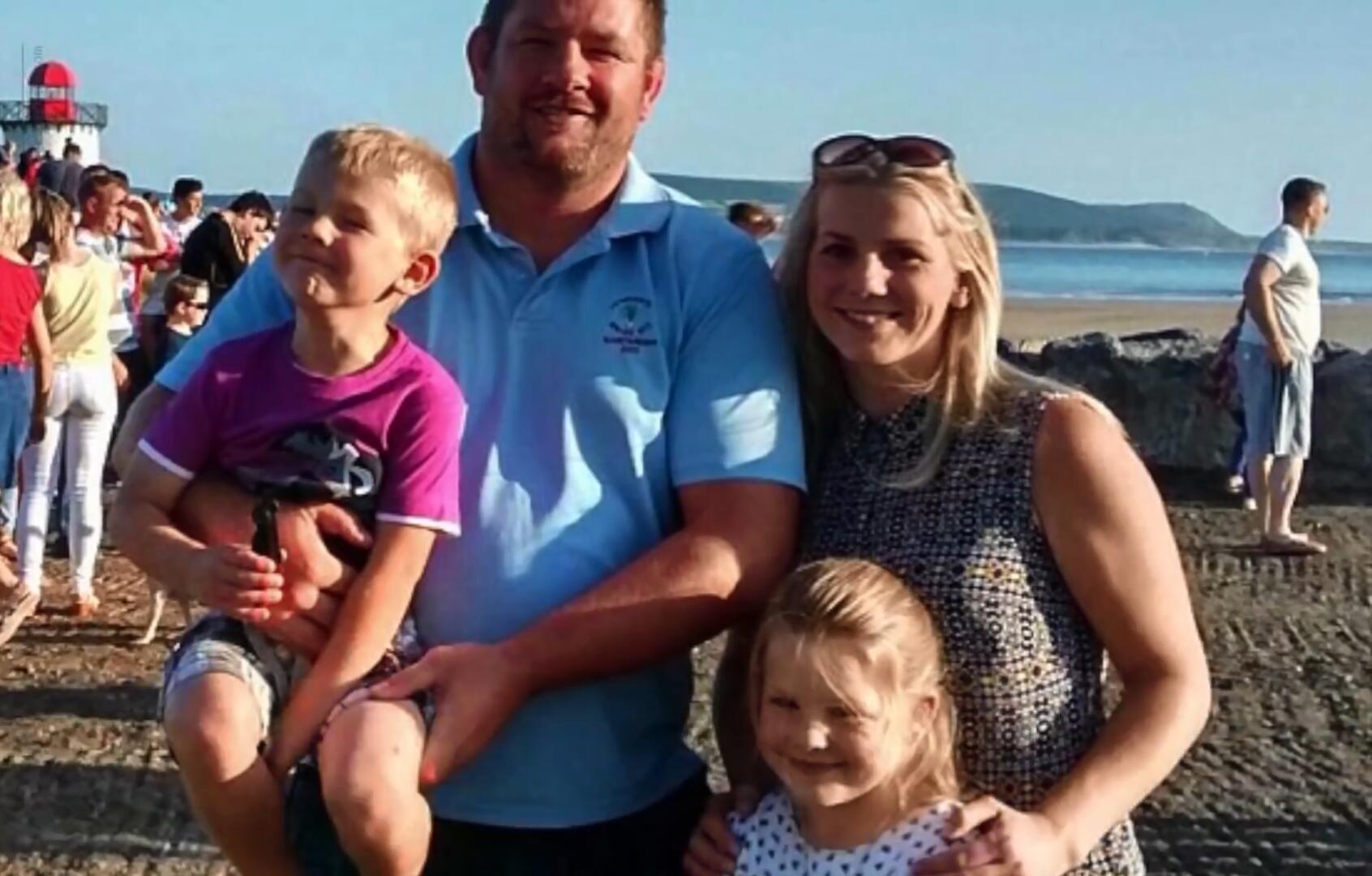 父母拍下孩子在海滩的照片，五天后真相曝光！警察封锁现场