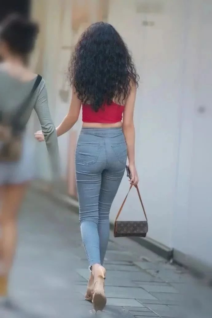 性感火辣的时尚小姐姐，牛仔裤穿的出神入化，网友：年纪轻轻就这