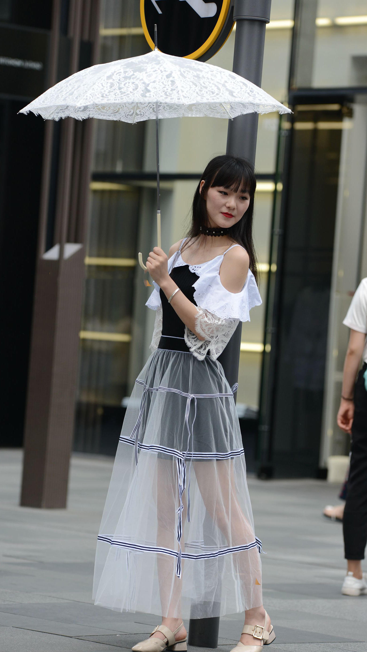 小姐姐穿着轻纱长裙，仿若纯纯少女，手持纯白镂花伞清纯妩媚