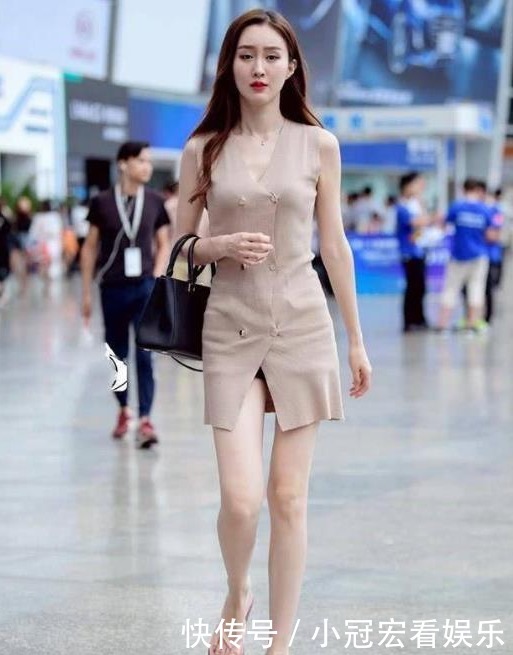  「堪称」街拍美图：气质型小姐姐真不错，颜值和打扮都堪称百里挑一！