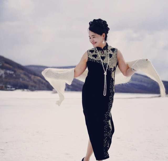  #服饰#中国传统服饰旗袍在雪地里绽放