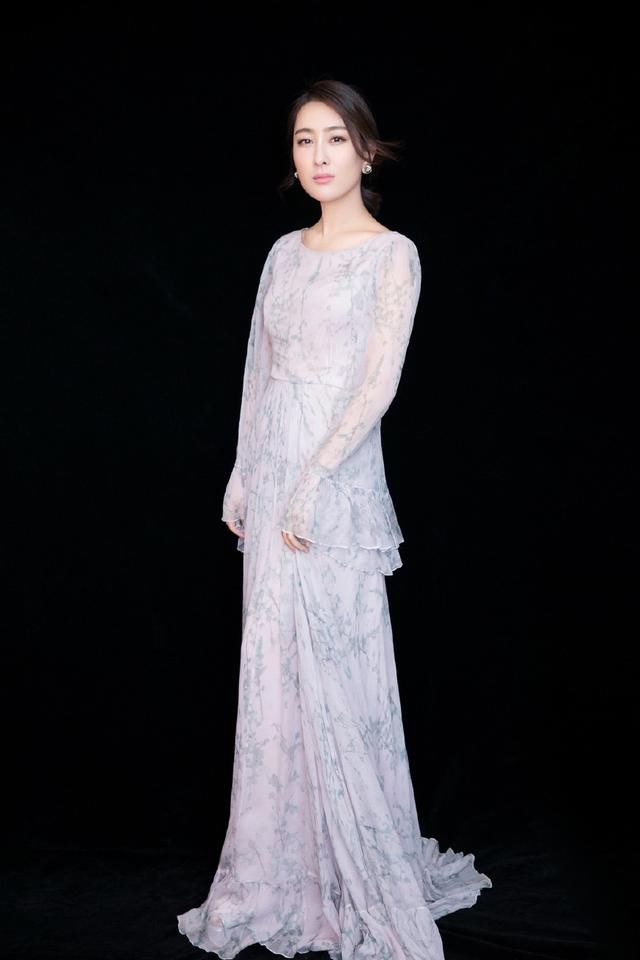 马苏身穿一袭蓝色镂空长裙端庄优雅，女神范儿十足，网友：美炸了