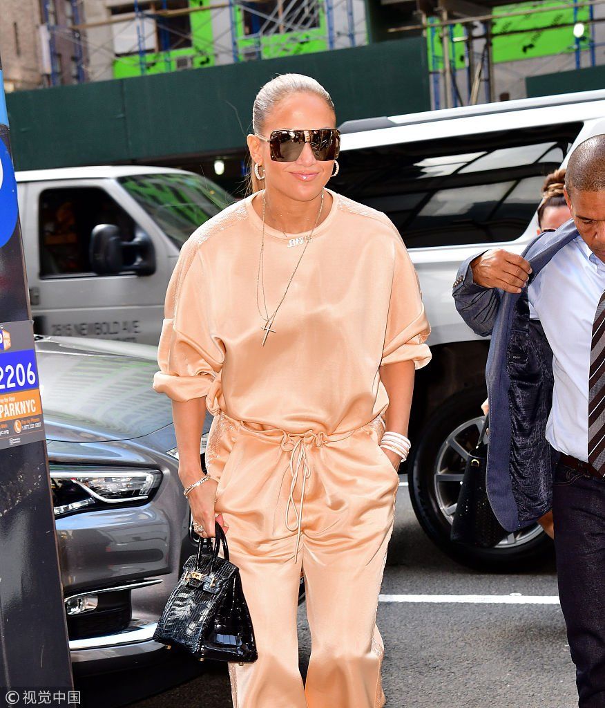 詹妮弗洛佩兹穿缎面连体裤耀眼到发光 单手插兜走路霸气获保镖护