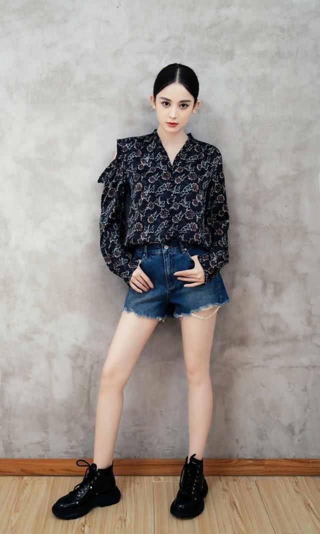  『气质』奔五的女人，不要总穿黑白灰，多穿穿这3个颜色，减龄更有气质