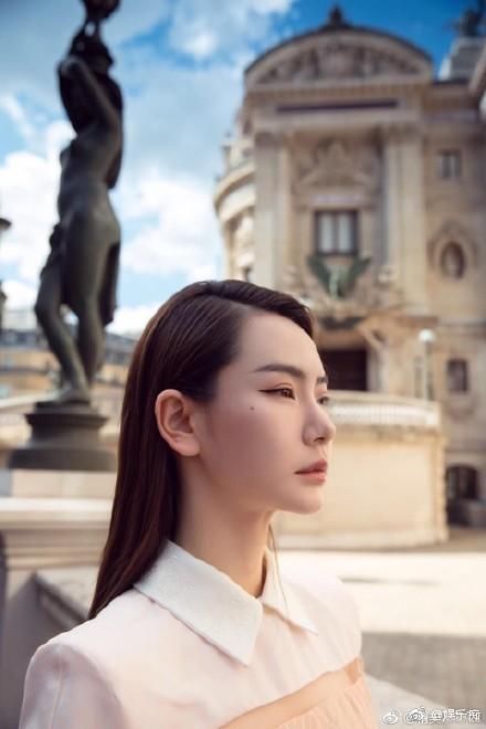 戚薇巴黎时装周看秀，三白眼比ab明显，没戴大美瞳有点认不出来！