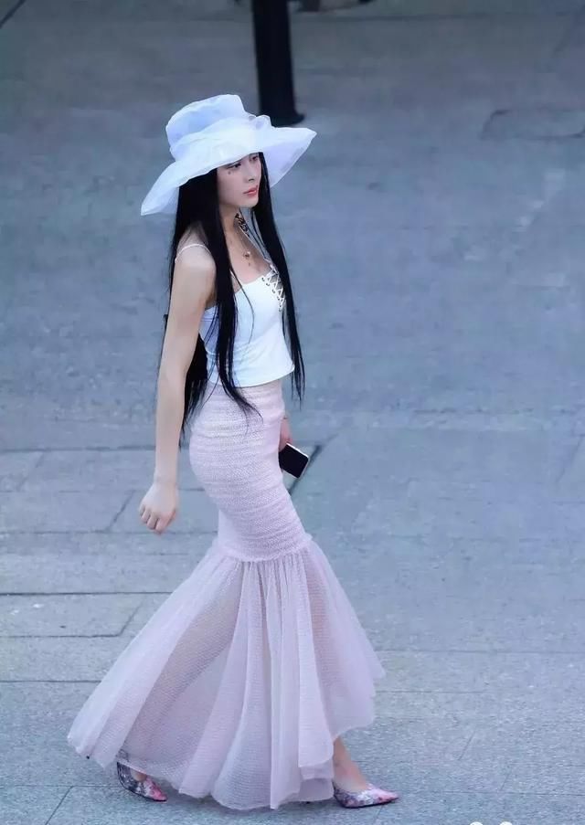 内衬白色抹胸搭配粉色薄纱鱼尾裙，飘逸灵动麻麻酥酥