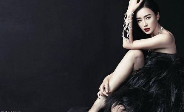 秦岚的性感性感迷人照，图一高贵典雅，最后一张看了移不开眼睛！