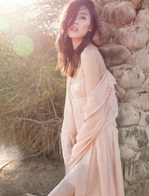 刘雯身穿镂空蕾丝裙尽显妩媚气质，网友：除了瘦没有一点料！