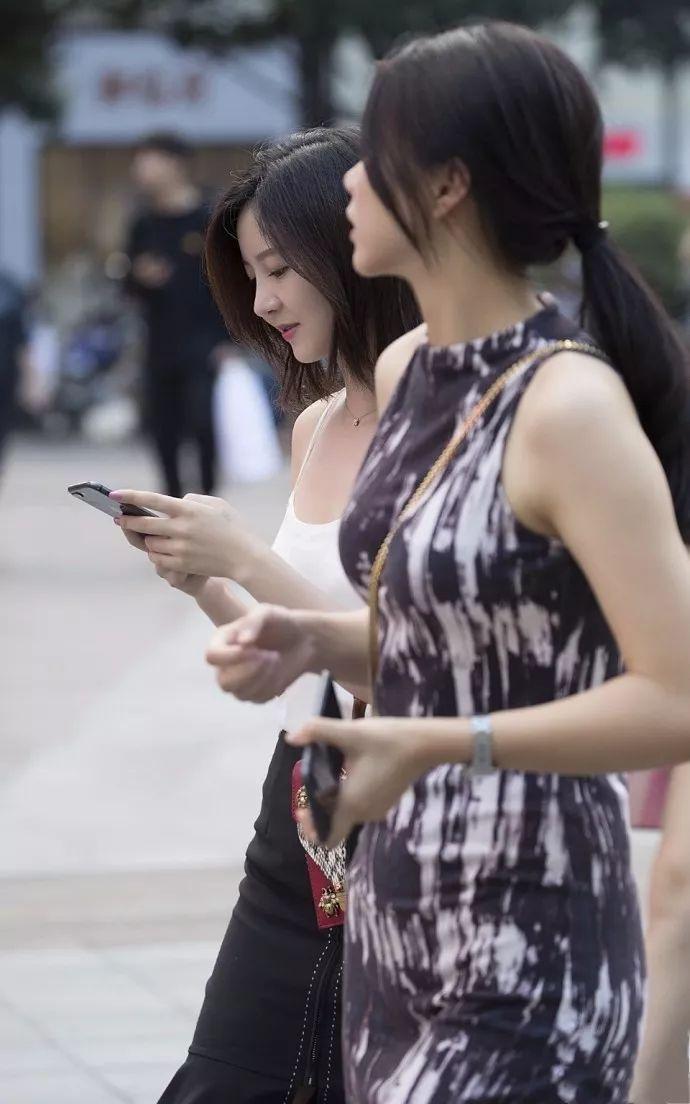 街拍：图一大耳环看着就不好惹，图4真想娶回家！