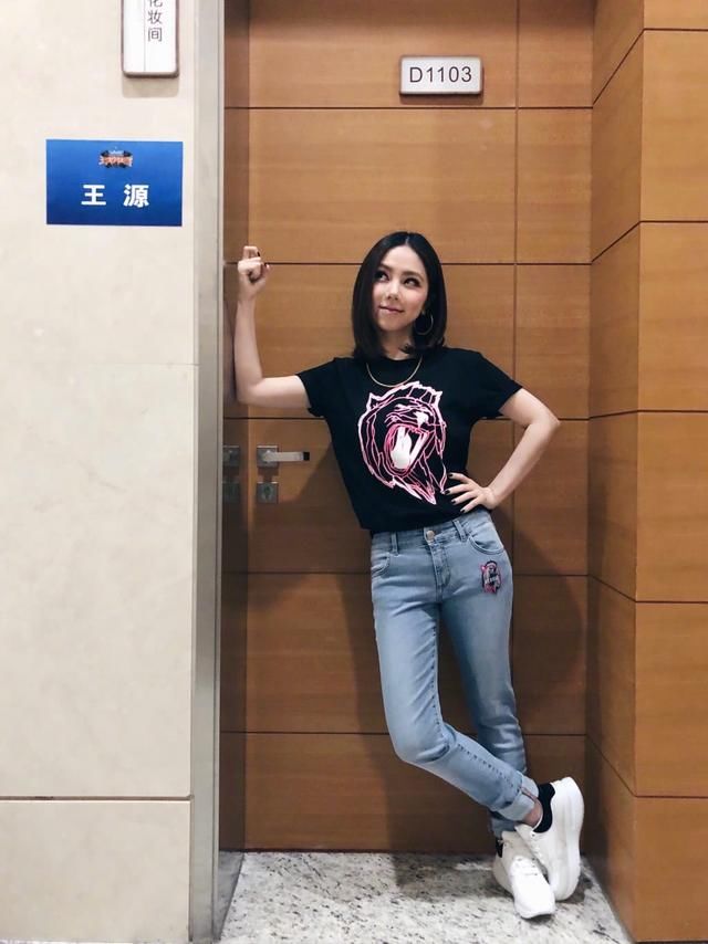 邓紫棋真大胆！穿条看不见的短裤去机场，瘦下来之后就是任性！