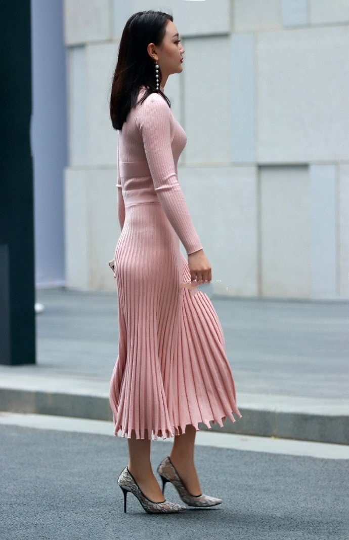 时尚街拍,姐姐这一身穿搭走在大街不知道有多少人羡慕