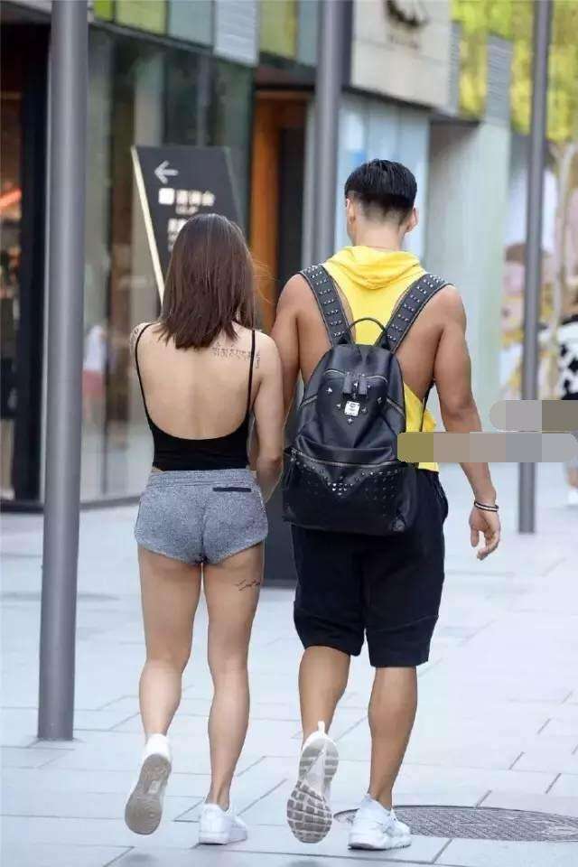 街拍: 真空出行肉肉的美女, 好身材遮不住啊