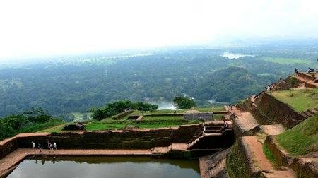 它是建在巨岩上的天上宫殿，化不可能为可能，千年后才被发现