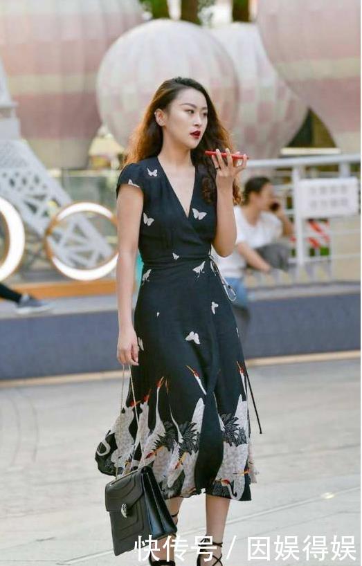 「 红唇」一抹红唇更显妩媚,真是迷人,街拍:小姐姐身姿婀娜曼妙