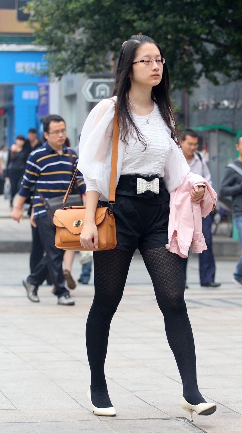 街拍:花纹黑丝美眉,丰腴的大长腿让人羡慕不已