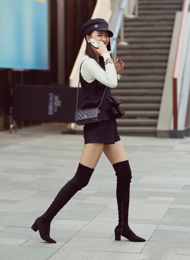  「紧身裤」街拍：黑色长衣的妹子和牛仔紧身裤的美女，那个漂亮一些？