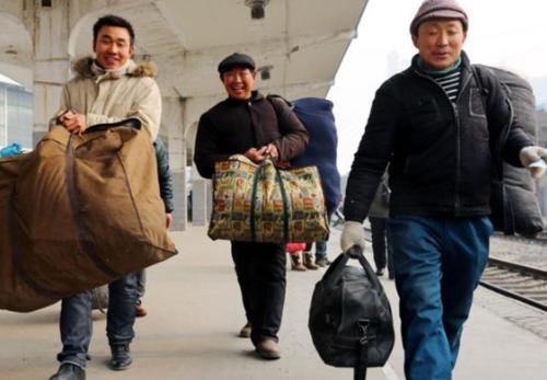  赚点钱：农民又有“返乡热”，明明能多挣几天钱，为啥不在外多