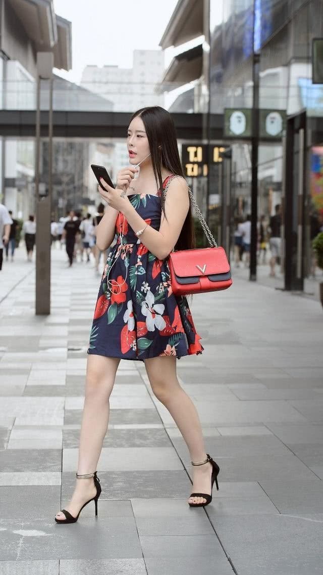 时尚尤物惊现街头，吊带紧身热裤性感迷人，图1堪称极品