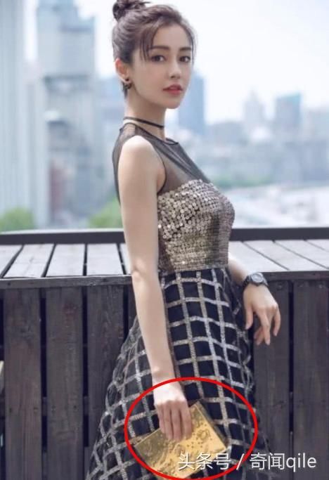 杨颖也是很霸气了，拿着一块“金砖”出席活动？都知道你很富！