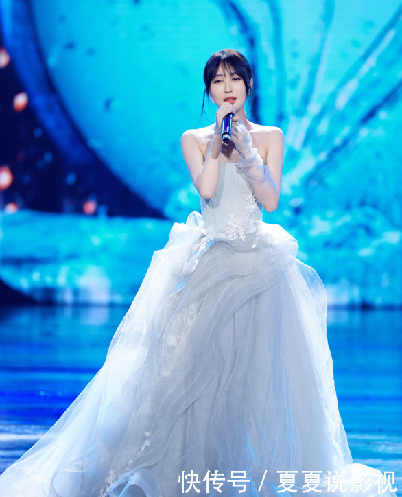 李菲儿美了这么多？穿这身礼裙上台锁定观众的目光，好有女神范！