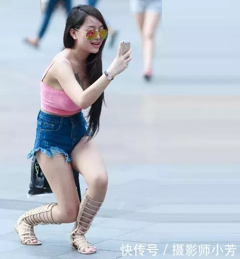 街拍:偶遇一位美女姐姐，身材曼妙，看见她一双脚时却愣眼了！