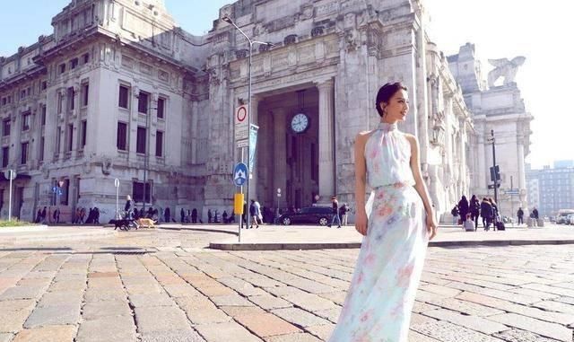 「 肚兜」对镜甜笑美成画报，黄圣依这是放飞自我了？穿“肚兜裙”秀香肩