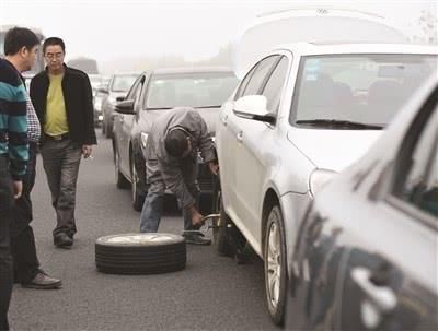 跑高速遇到爆胎该怎么办？车主吐槽：应急车道换轮胎被扣六分