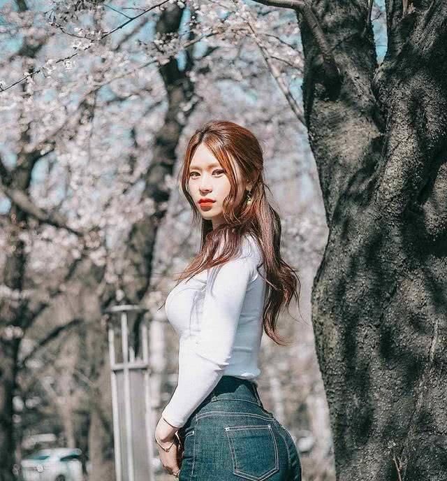  小姐姐：小姐姐一条紧身牛仔裤，穿出了凹凸有致的好身材，尽显优雅性感