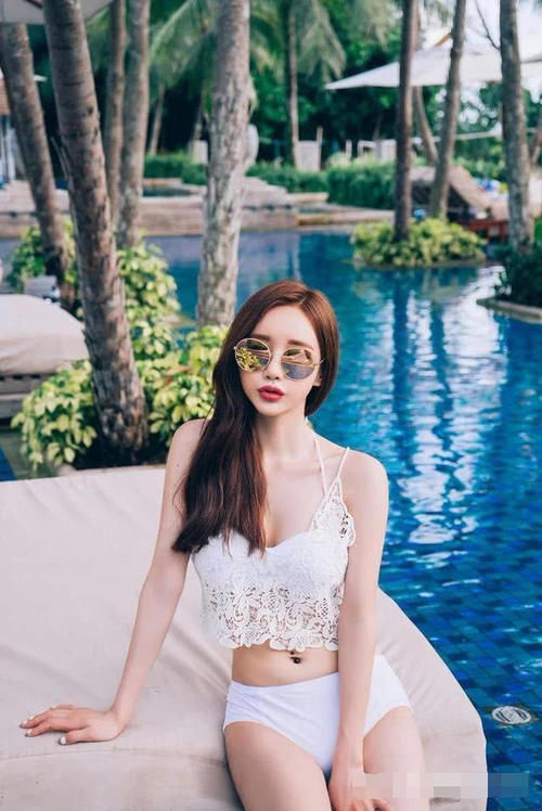 纯白蕾丝镂空修身比基尼泳衣,看起来高贵优雅,更有性感女人味