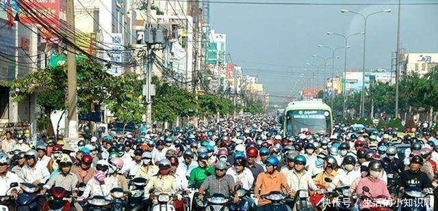 越南的这个城市, 女人靠摩托车载客为生, 中国游客最爱坐摩托车!