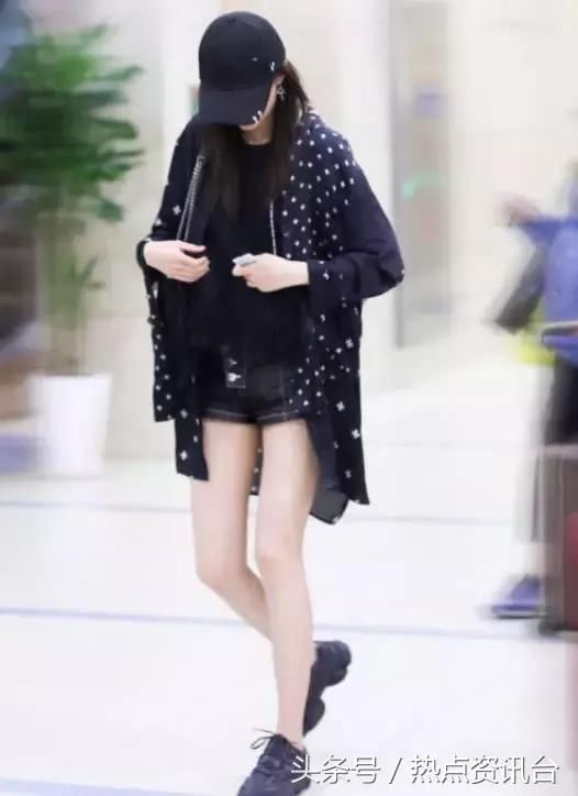 关晓彤的鞋子丑就算了，还被修图师坑，网友:膝盖都被p没了