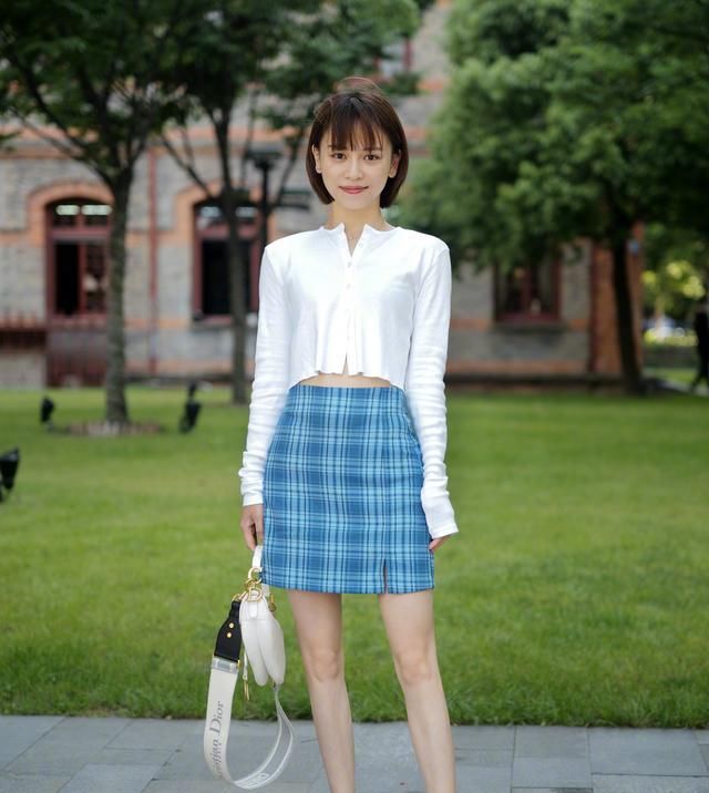  「年春夏」衣服在精不在多,今年春夏备齐这4种基础款,洋气百搭巨有范